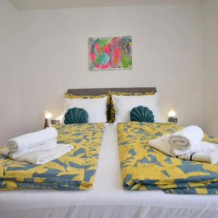 Luxe Central With Private Parking****