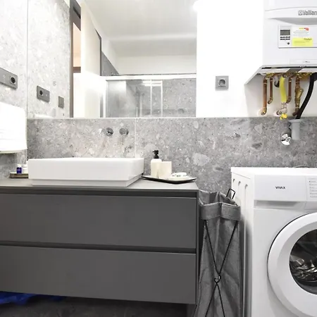 Apartment Luxe Central With Private Parking****