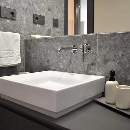 Luxe Central With Private Parking****