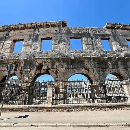 Luxe Central With Private Parking**** * Pula