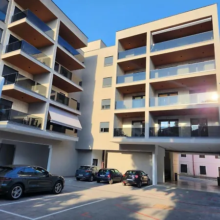 דירה Luxe Central With Private Parking****