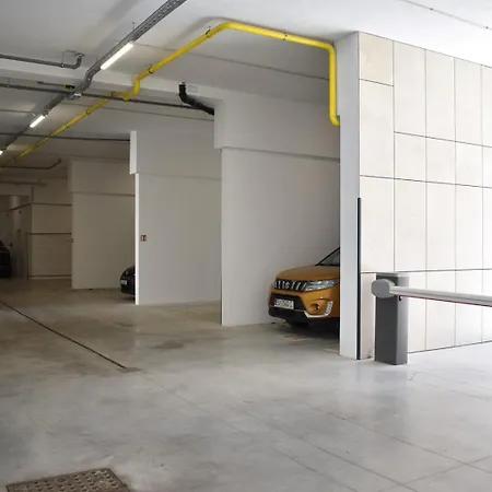 Luxe Central With Private Parking**** * Пула