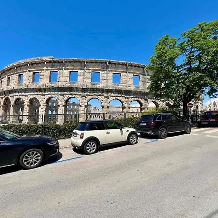 Luxe Central With Private Parking**** Пула