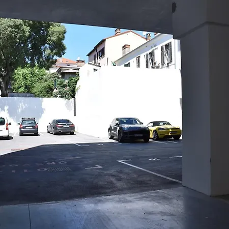Luxe Central With Private Parking**** Апартаменты